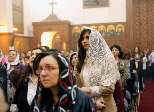 Cristãos ortodoxos coptos freqüentam uma missa enquanto celebram o domingo de Páscoa em uma igreja no Cairo, 23 de abril de 2011. REUTERS / Asmaa Waguih (EGIPTO - Tags: RELIGION SOCIETY)