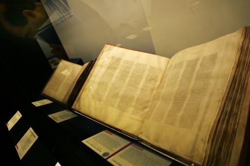  Um manuscrito Codex Sinaiticus , certo , o mais antigo Novo Testamento completo , a partir do século 4 Egito ou na Palestina em exposição no 'Sacred : Descubra o que compartilhamos 